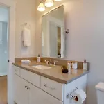 Apartment 1 Mi To Centennial Park, Couple's West End Retreat
