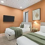 Penthouse River View With Patio And Parking Near Downtown