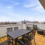 Penthouse River View With Patio And Parking Near Downtown Apartment