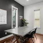 Downtown Views With Rooftop Golf Grill And Firepit Only 8min To Broadway Holiday home Nashville