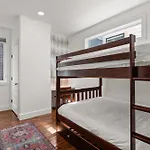 Downtown Views With Rooftop Golf Grill And Firepit Only 8min To Broadway Holiday home Nashville
