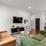Downtown Views With Rooftop Golf Grill And Firepit Only 8min To Broadway Holiday home