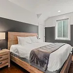 Downtown Views With Rooftop Golf Grill And Firepit Only 8min To Broadway Holiday home *