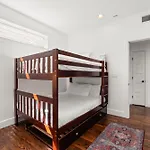 Downtown Views With Rooftop Golf Grill And Firepit Only 8min To Broadway Holiday home *