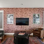 Downtown Views With Rooftop Golf Grill And Firepit Only 8min To Broadway Holiday home *