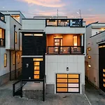 Downtown Views With Rooftop Golf Grill And Firepit Only 8min To Broadway Holiday home *