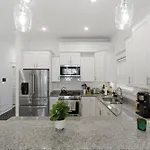 New 7 Mins To Broadway Sleeps 8