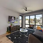 Holiday home Penthouse Blues-odyssey-pool & Gym-mins 2 Broadway *