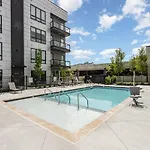 Penthouse Blues-odyssey-pool & Gym-mins 2 Broadway Holiday home