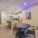 Hyve - Harmony Strum - Walk To Broadway - Pool & Gym Holiday home
