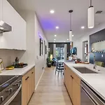 Holiday home Hyve - Harmony Strum - Walk To Broadway - Pool & Gym *