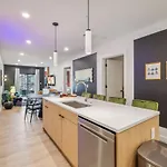 Hyve - Harmony Strum - Walk To Broadway - Pool & Gym Holiday home