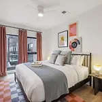 Holiday home Hyve - Harmony Strum - Walk To Broadway - Pool & Gym *