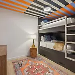 Hyve - Harmony Strum - Walk To Broadway - Pool & Gym Holiday home