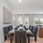 Aurora-private Deck-9 Mins To Broadway Holiday home *