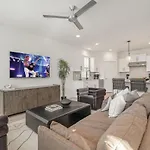 Holiday home Aurora-private Deck-9 Mins To Broadway