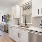 Aurora-private Deck-9 Mins To Broadway Holiday home *
