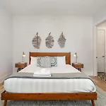 Holiday home The Acklen-private Balcony-4 Mins To Broadway *