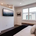 West End Dream-private Balcony-6 Mins To Broadway Holiday home *