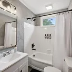 Vibey Unit In Duplex *