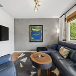 Vibey Unit In Duplex Apartment *