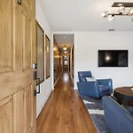 Vibey Unit In Duplex *