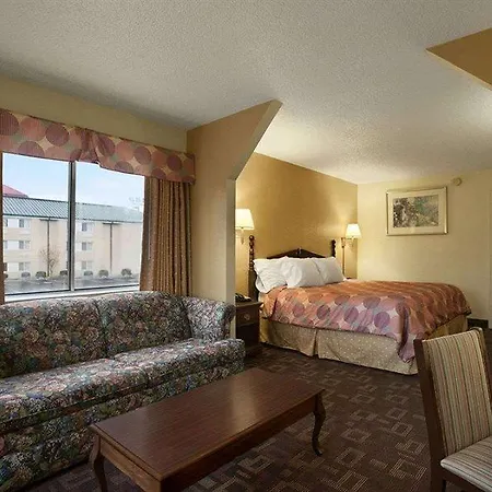 Hotel Super 8 By Wyndham Near Downtown / I-40 Nashville