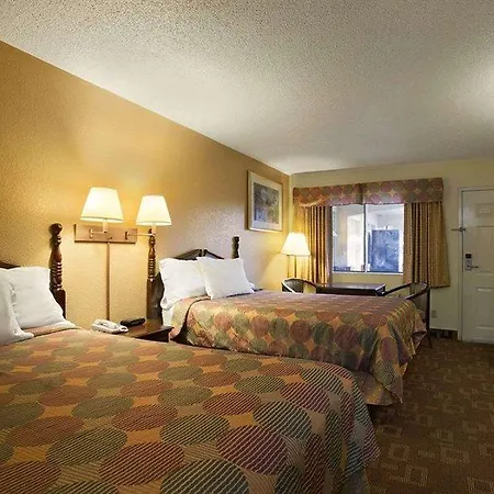Hotel Super 8 By Wyndham Near Downtown / I-40 2*