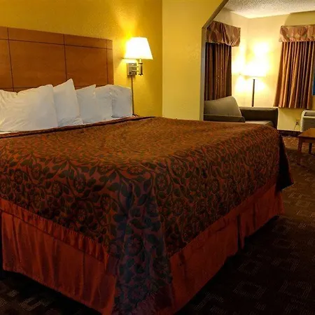 Super 8 By Wyndham Near Downtown / I-40 Hotel 2*
