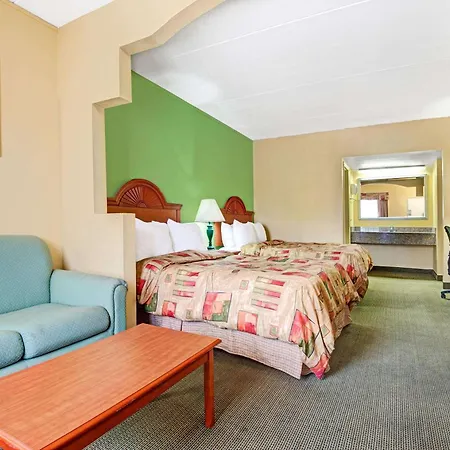 Super 8 By Wyndham Near Downtown / I-40 Hotel