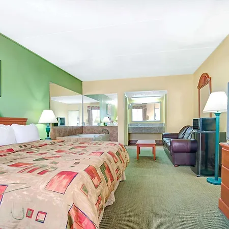 Hotel Super 8 By Wyndham Near Downtown / I-40