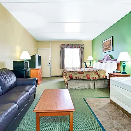 Hotel Super 8 By Wyndham Near Downtown / I-40