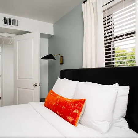 Apartment Abode - Marathon Village Near Downtown