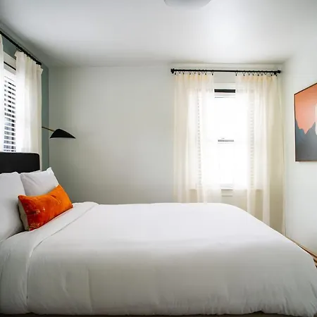 Apartment Abode - Marathon Village Near Downtown *