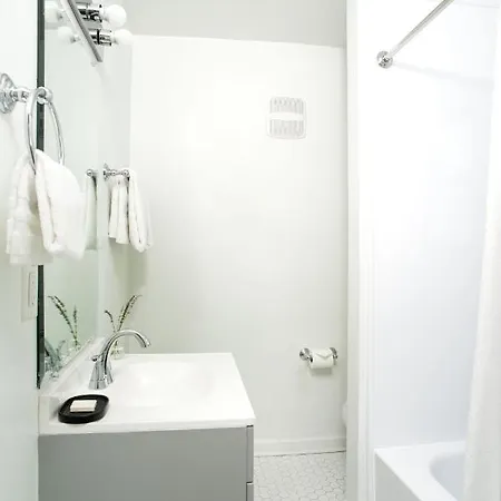 Apartment Abode - Marathon Village Near Downtown
