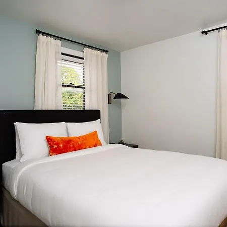 Apartment Abode - Marathon Village Near Downtown *