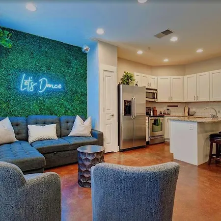 Apartment 3-story West End | Free Garage Parking | Near Vanderbilt Medical Nashville