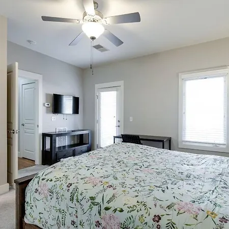 Apartment 3-story West End | Free Garage Parking | Near Vanderbilt Medical *