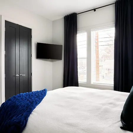 Two Rooftops Spacious Luxury With Private Parking In East Nash Holiday home Nashville