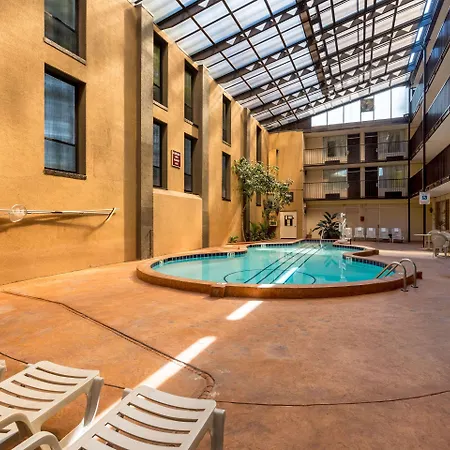 Comfort & Downtown - Stadium Hotel
