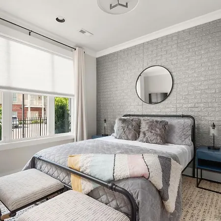 Close To Gulch & 12s - Chic Downtown Retreat Holiday home
