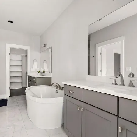 Holiday home Close To Gulch & 12s - Chic Downtown Retreat *