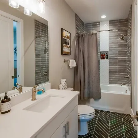 12 30 Clubbin - 10 Beds Close To Downtown Holiday home