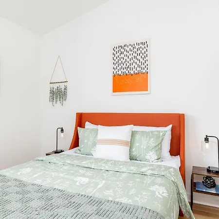 Extra Spacious 4 Bed / 4.5 Bath Music Row