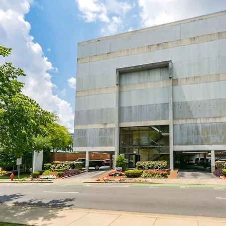 Music Holiday, On Music Row, Has Pool & Free Parking