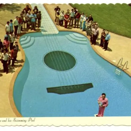 Music Holiday, On Music Row, Has Pool & Free Parking Holiday home