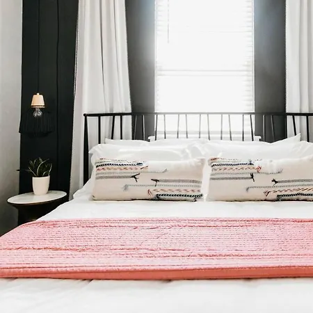 Designer~8 Mins 2 Broadway~balcony~sleeps 10~new
