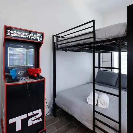 Nash Luxe W King & Fire Pit Fun & Games! Hotel 3*