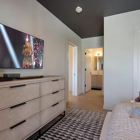 Hyve - Eden Elegance - Walk To Broadway Holiday home *