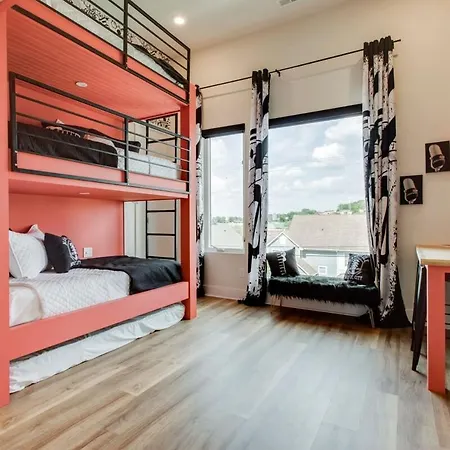 Rock N' Roll Huge Space & Games Holiday home